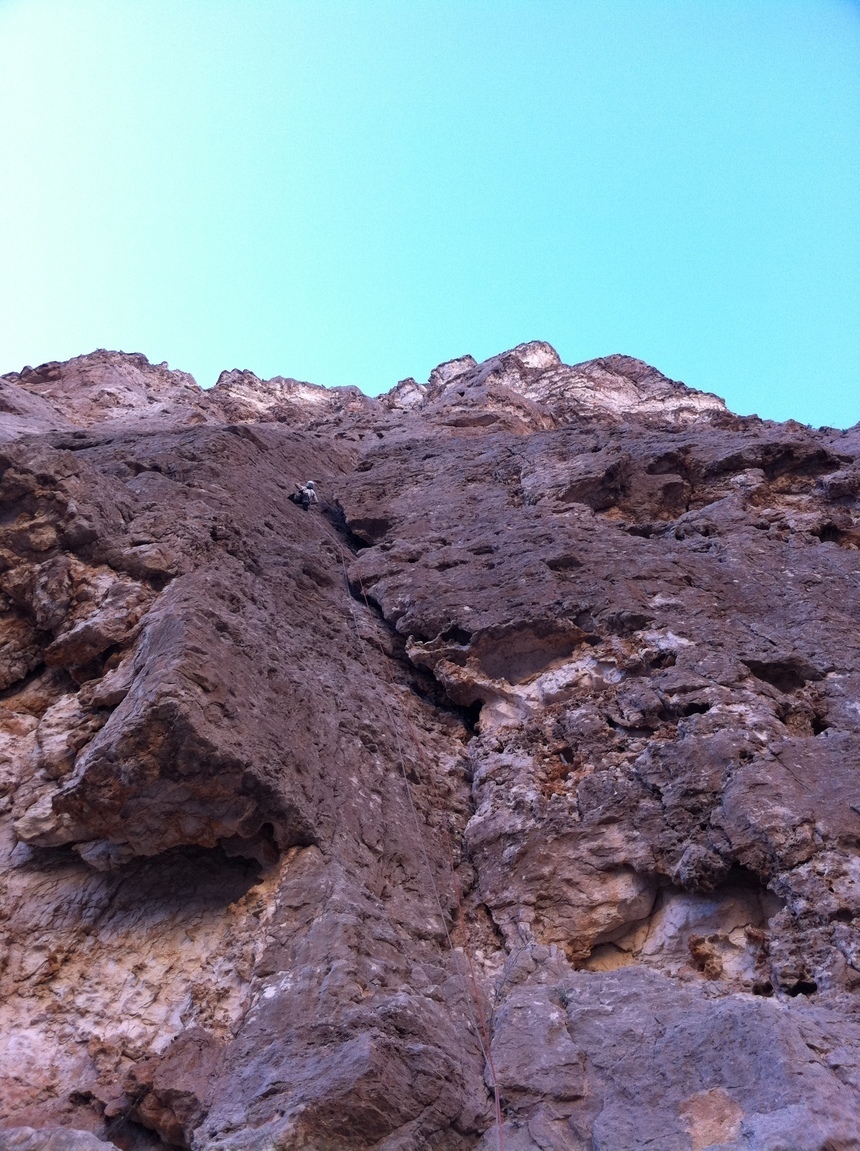 Dans la voie Juliette Jauffret à Wadi Tiwi