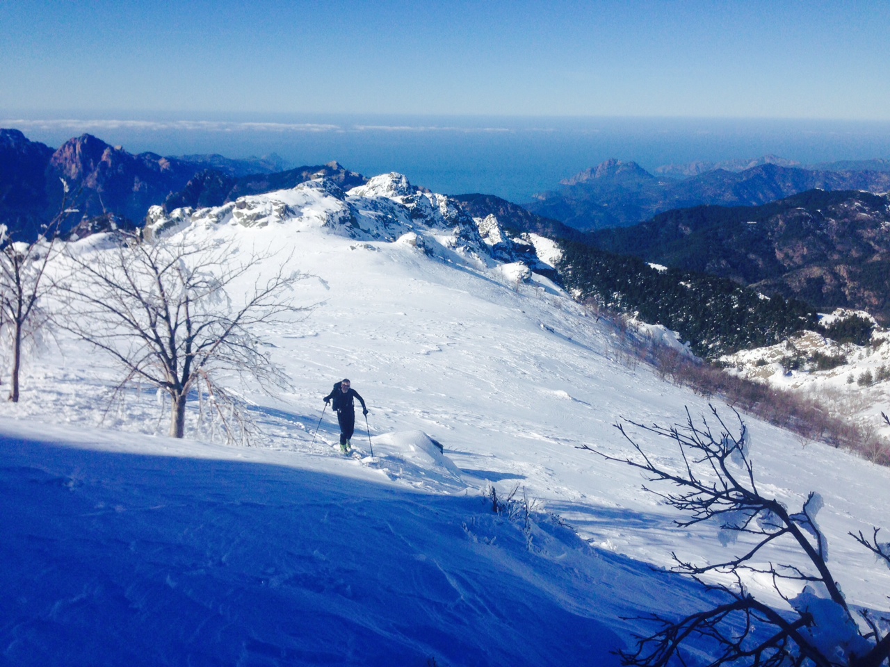 Ski de randonnée en Corse, le Golfe de Porto en second plan