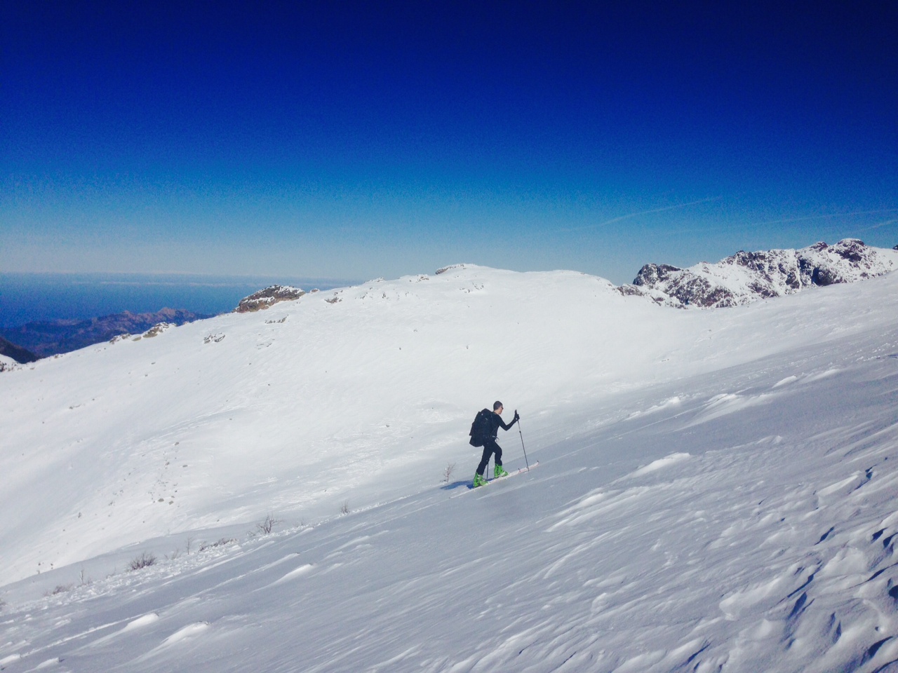 Ski de rando en Corse, les Alpes en toile de fond